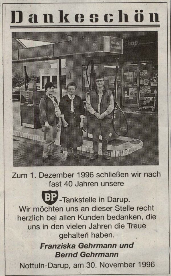 Ein Zeitungsausschnitt der Tankstelle mit einem Bild von 3 Personen und eines Dankes-Textes vom Unternehmen.