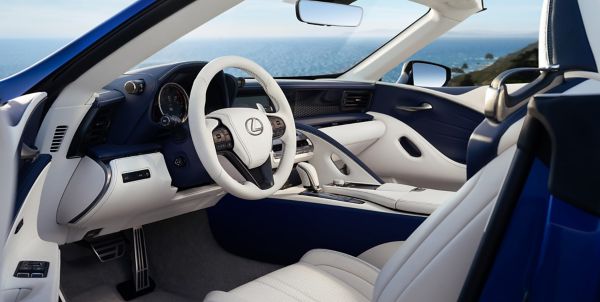 Buz sahnesinde Lexus RX ve Lexus LC var