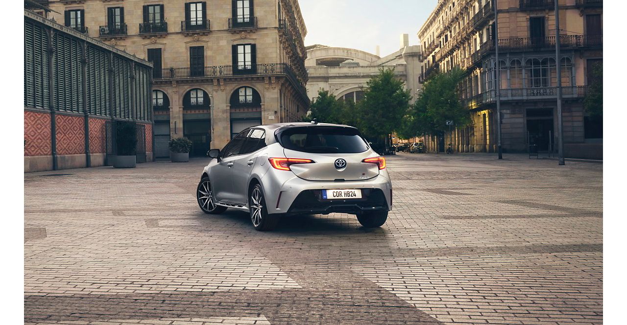 Corolla plug on sale in hybrid 2021