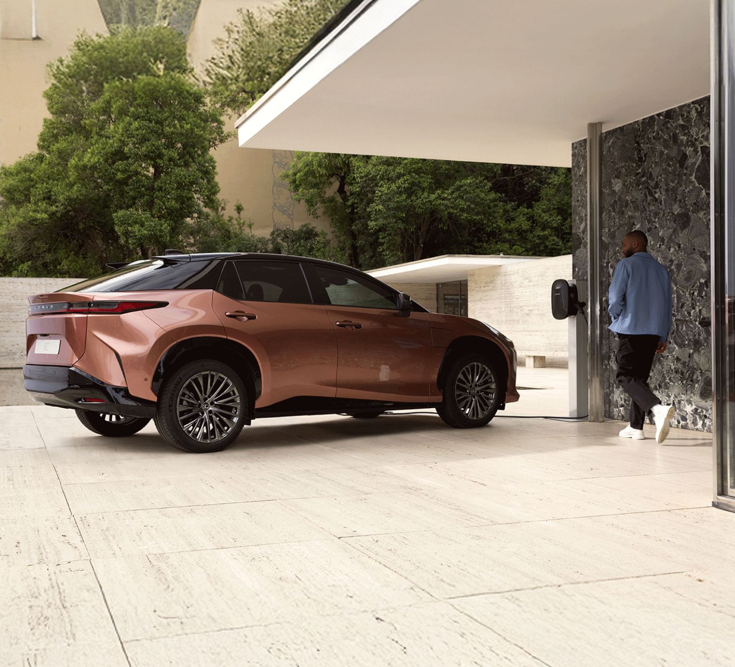 Lexus RZ a carregar à porta de casa
