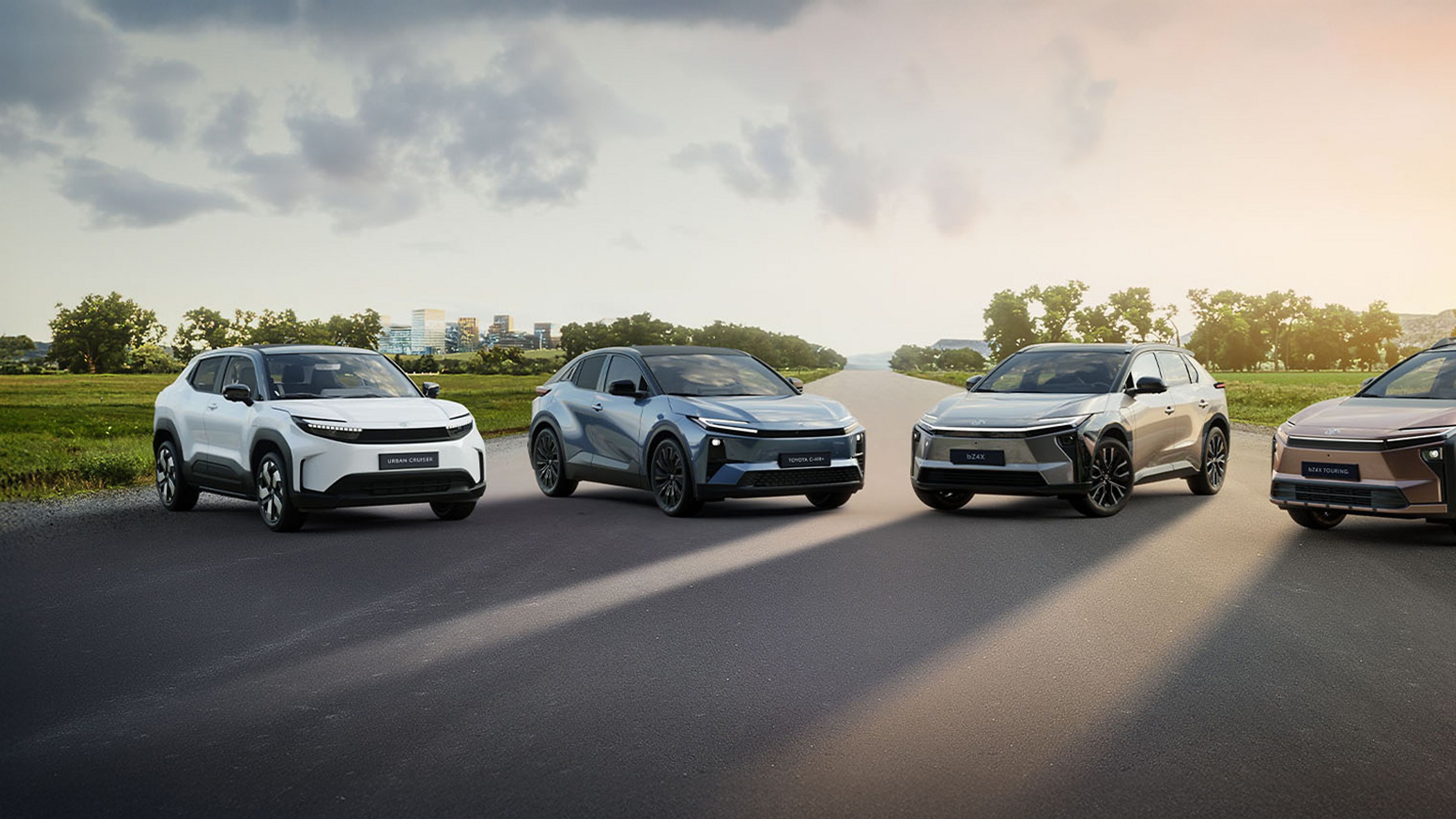 Toyota Proace Max-busje geparkeerd op een bouwterrein.