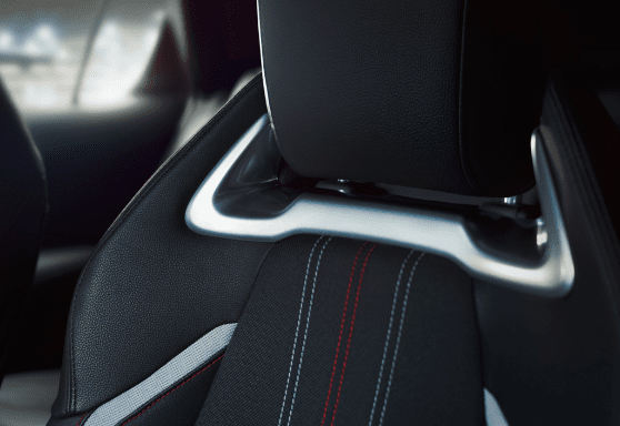 Zbliżenie tapicerki fotela sportowego Toyoty.