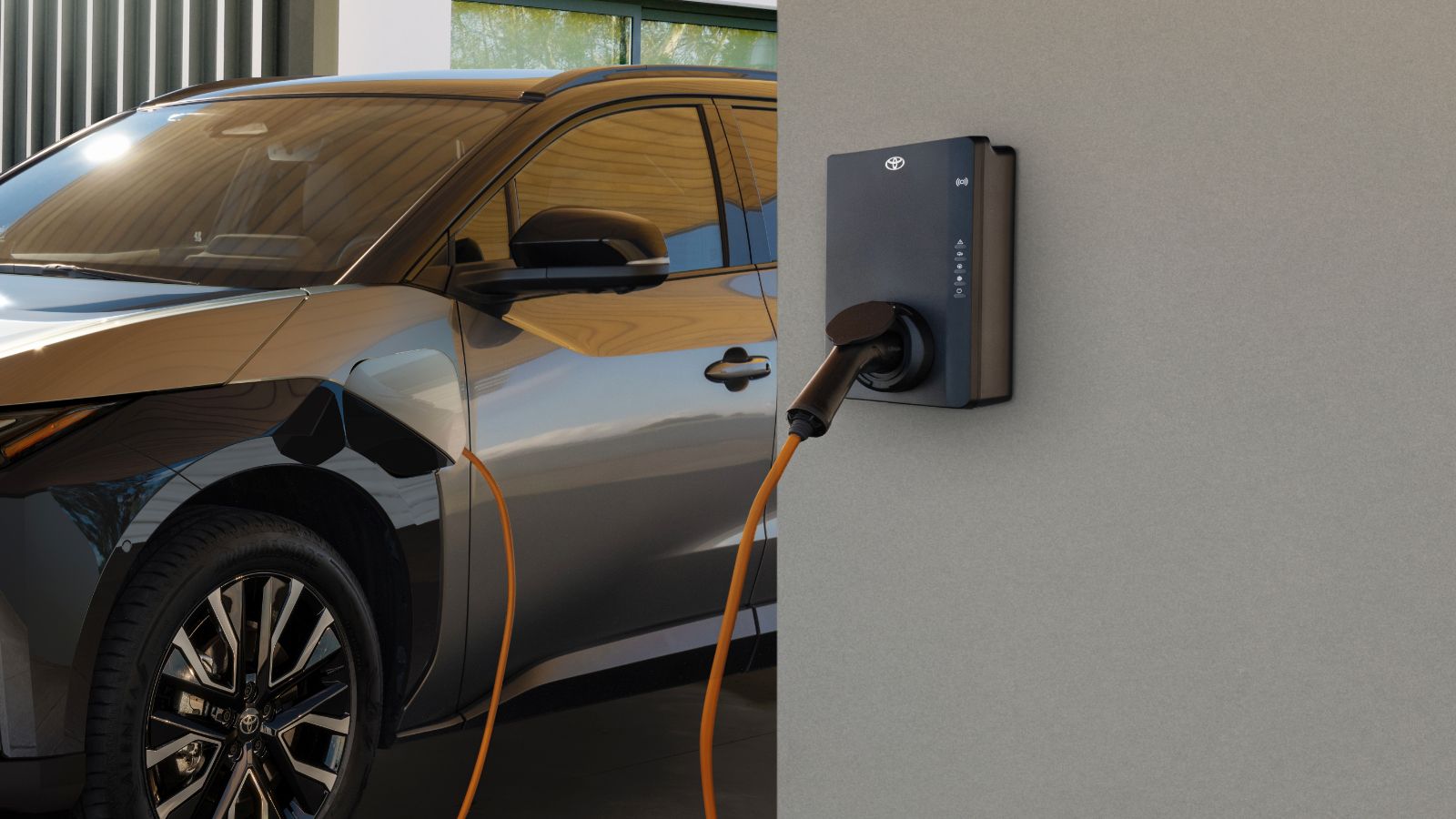Zbliżenie na wallbox Toyota HomeCharging zasilający rozwiązanie Toyota Smart Charging.