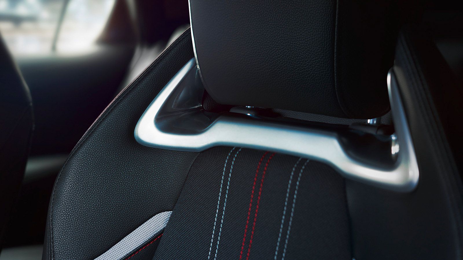 Zbliżenie tapicerki fotela sportowego Toyoty.