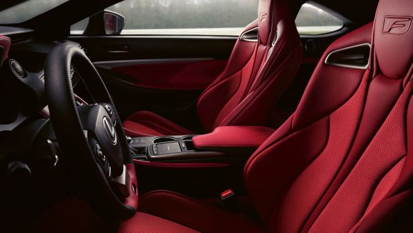 Innenansicht der roten Sitze im Frontbereich eines Lexus RCF