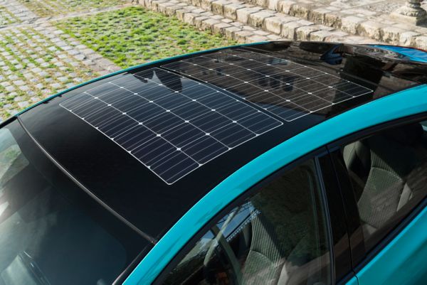 Draufsicht auf das Dach eines elektrischen Fahrzeugs, das die Batterie mit Sonnenenergie lädt