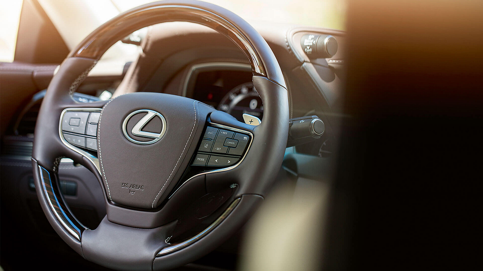 Lexus LS leather and wood steering wheel