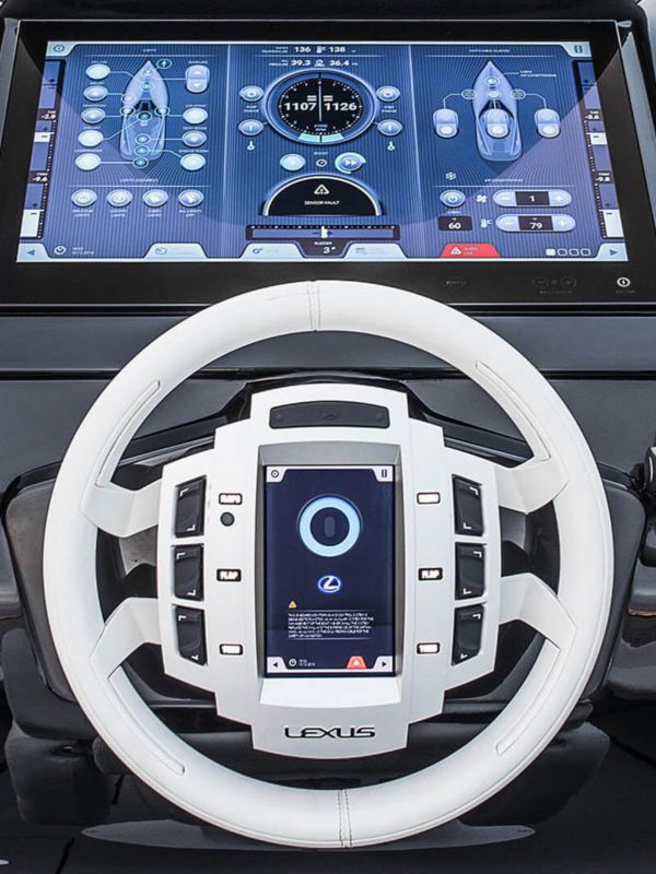 Nauwkeurig zicht op het stuurwiel en dashboard van een Lexus Sport Yacht.