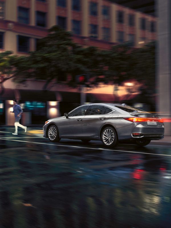 2019-lexus-es-driven-by-intuition-cinemagraph-designed-to-protect-810x1080_tcm-3170-1494102