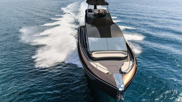 LEXUS LÜKSÜ, LY 650 LÜKS YAT İLE DENİZE İNİYOR