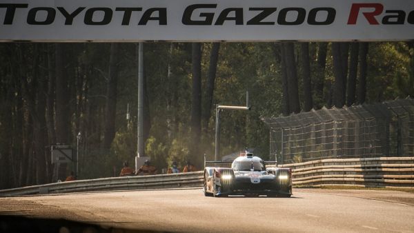 Yarış pistinde yarışan toyota gazoo racing