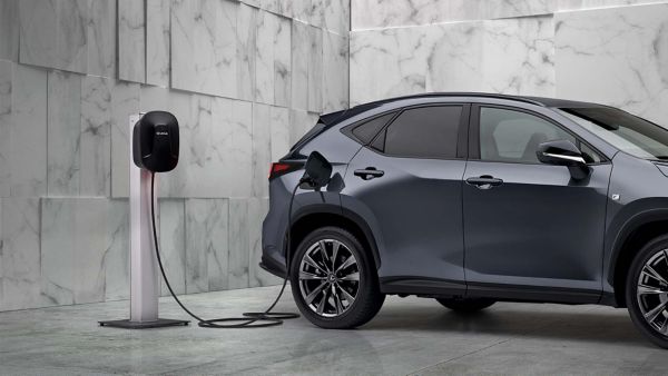 2021-dxp-ngnx-what-is-a-plug-in-hybrid-power-lexus-wallbox-1920x1080