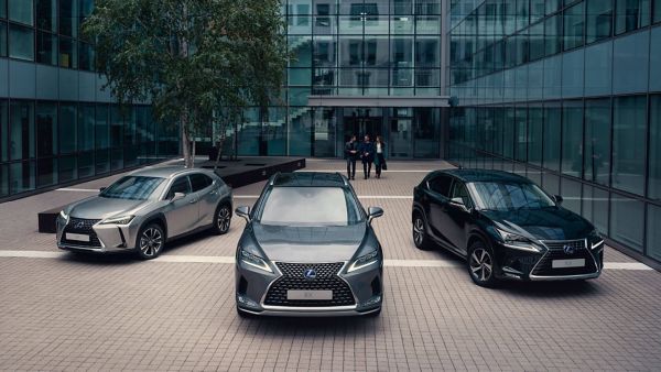 Lexus UX, RX a NX zaparkované pred budovou