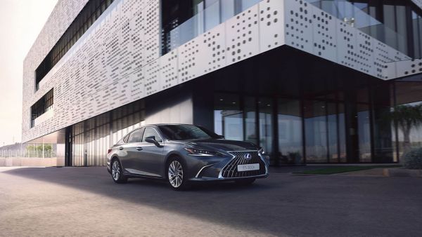 A Lexus ES 300h parked outside a building 