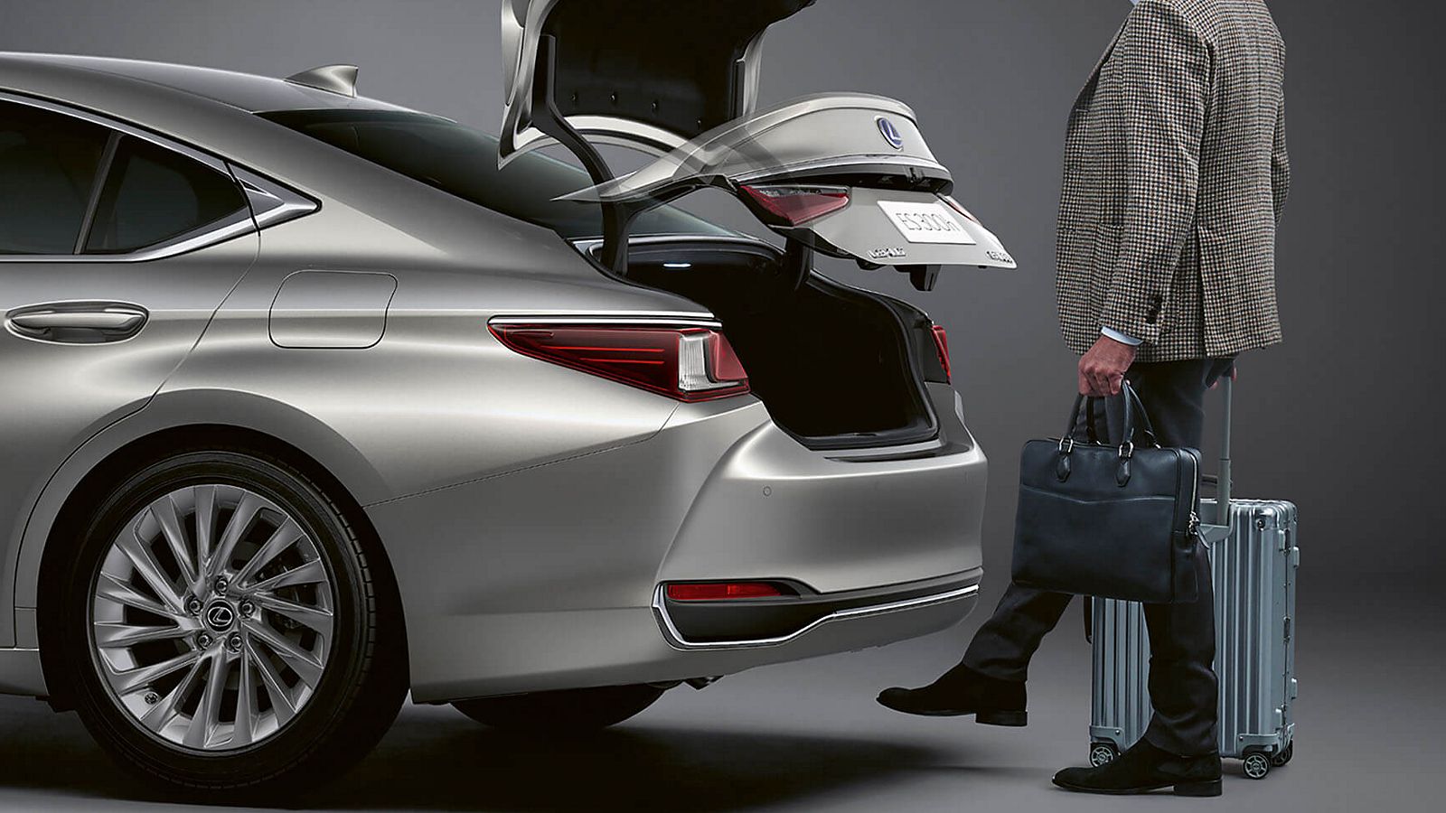 2021-lexus-es-model-hands-free-boot-lid-1920x1080