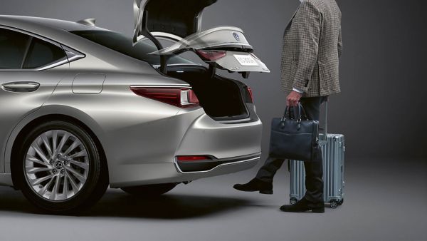 2021-lexus-es-model-hands-free-boot-lid-1920x1080