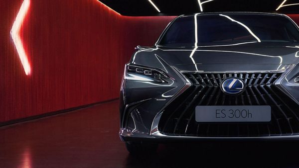 2021-lexus-es-model-new-led-lights-1920x1080