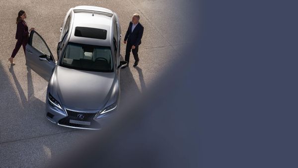 Dwie osoby wchodzące do Lexusa