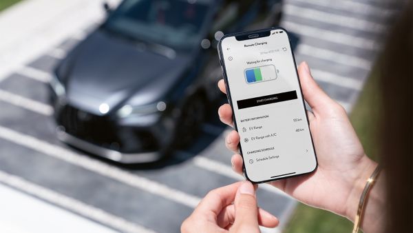 Eine Person betrachtet die Lexus Link App