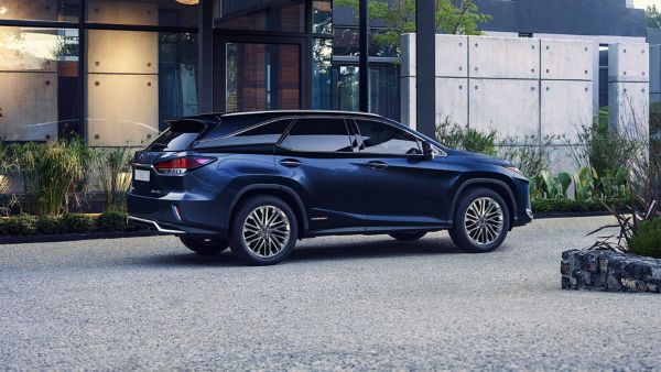 מבט מהצד על רכב היוקרה RXL