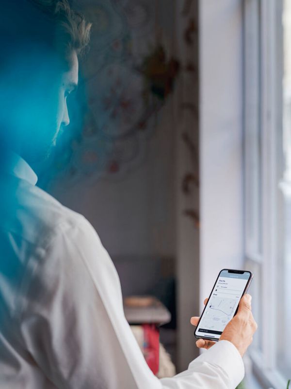 Osoba patrząca na telefon
