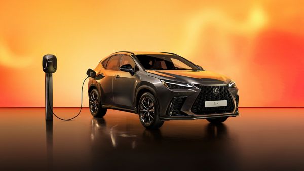 Lexus NX включен за зареждане на жълто-оранжев фон