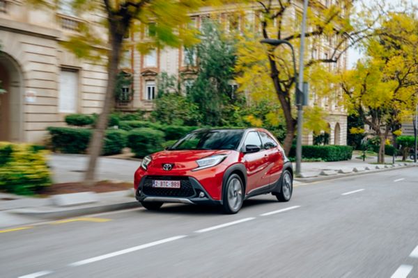 2022-aygo-x-dpl-dynamics-chili-red-007