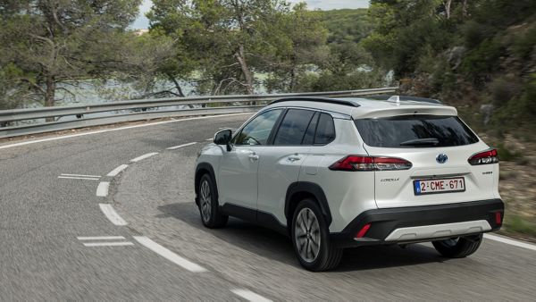 2022, corolla, cross, hybrid, dpl, awd, pearl, white, dynamic, 005, 2, exterieur, driekwart, linksachter