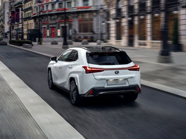 מבט מאחור לקסוס UX נוסע בעיר