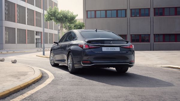 Lexus ES approaching a corner in the road