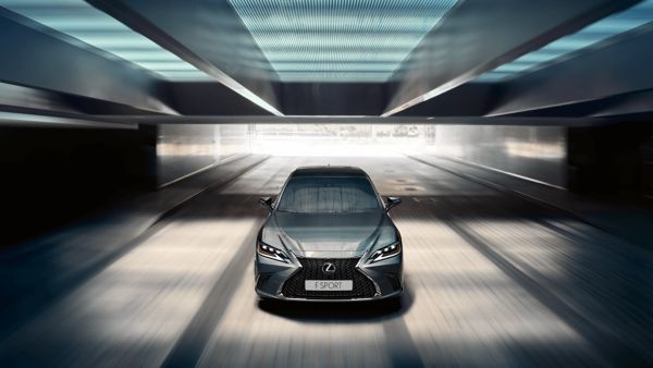 Vooraanzicht van een grijze Lexus ES 300h