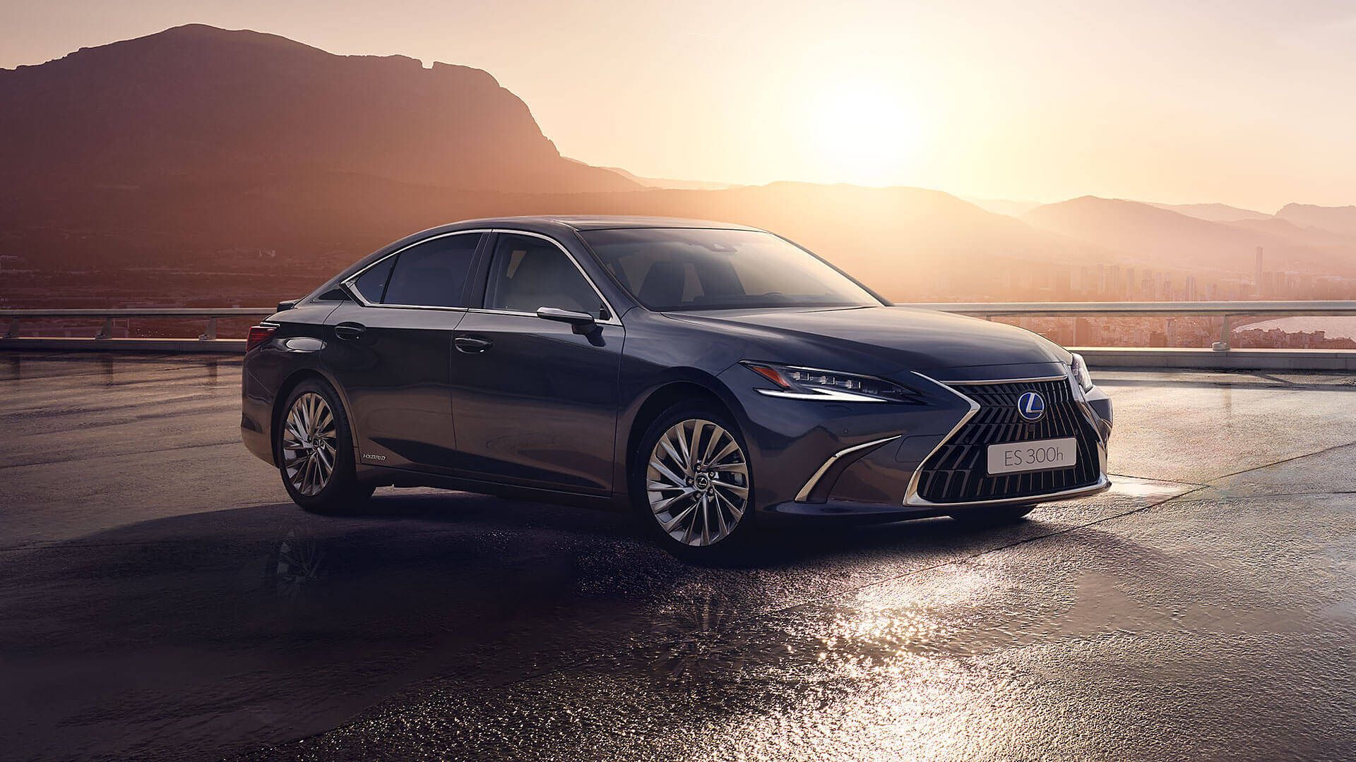 Lexus ES 300h zaparkowany z miastem w tle