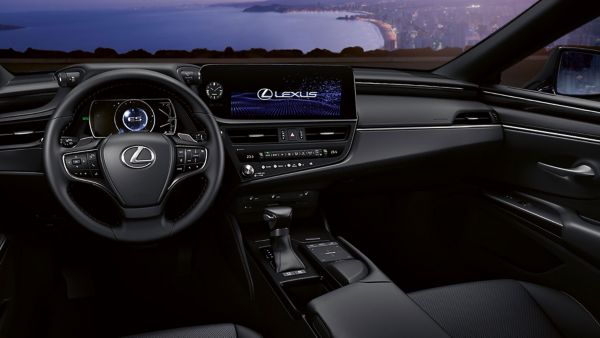 Przednia część wnętrza Lexusa ES 300h