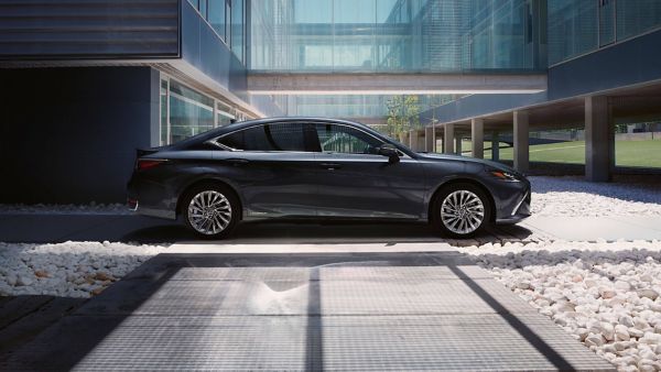 2022-lexus-es-overview-gallery-exterior-02