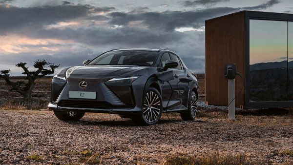 Lexus RZ zapojený do nabíjacej veže