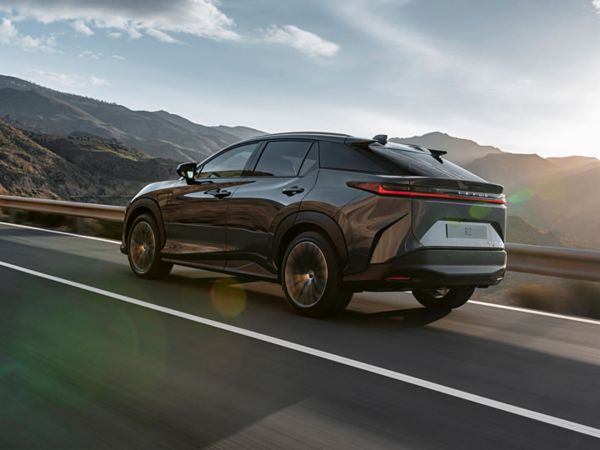 Rückansicht eines Lexus RZ beim Fahren