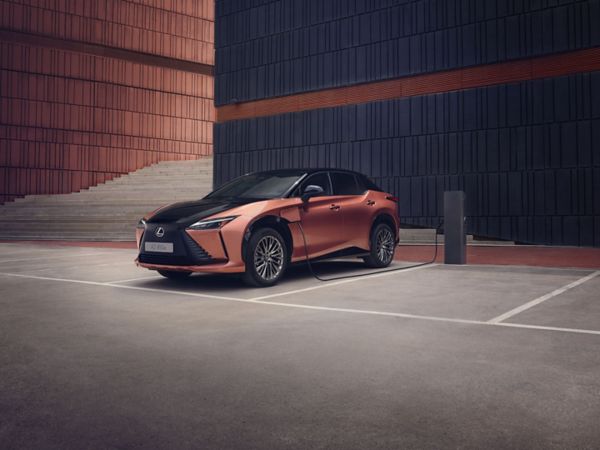 Ładujący się Lexus RZ