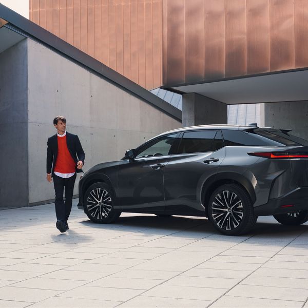 2022-lexus-rz-campaign-presales-lifestyle-2-1x1-1080x1080