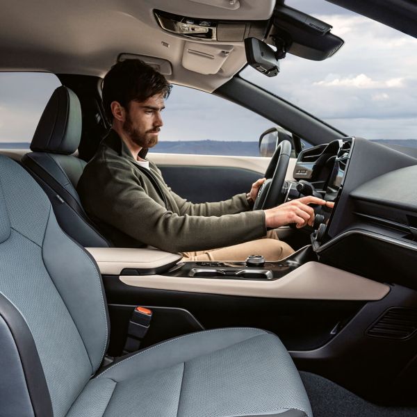 Maður situr undir stýri á Lexus