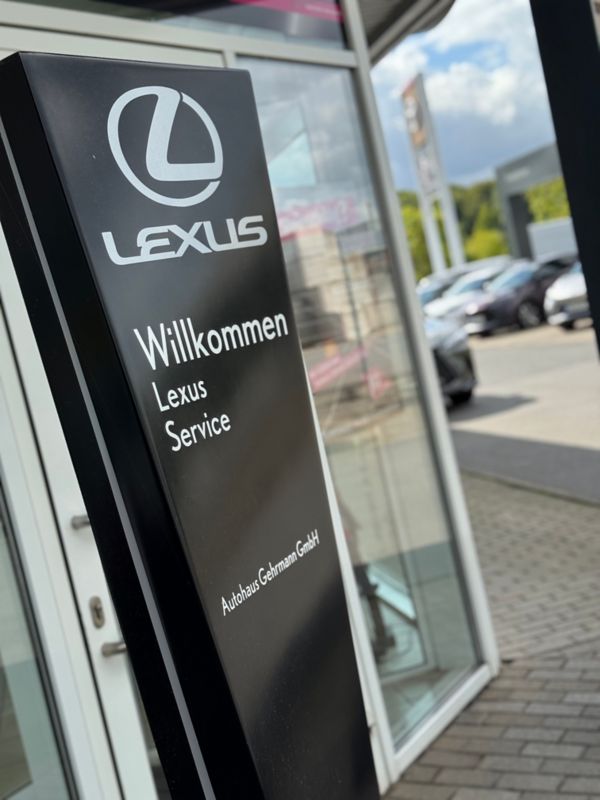Lexus Service Schild am Eingang des Autohauses.