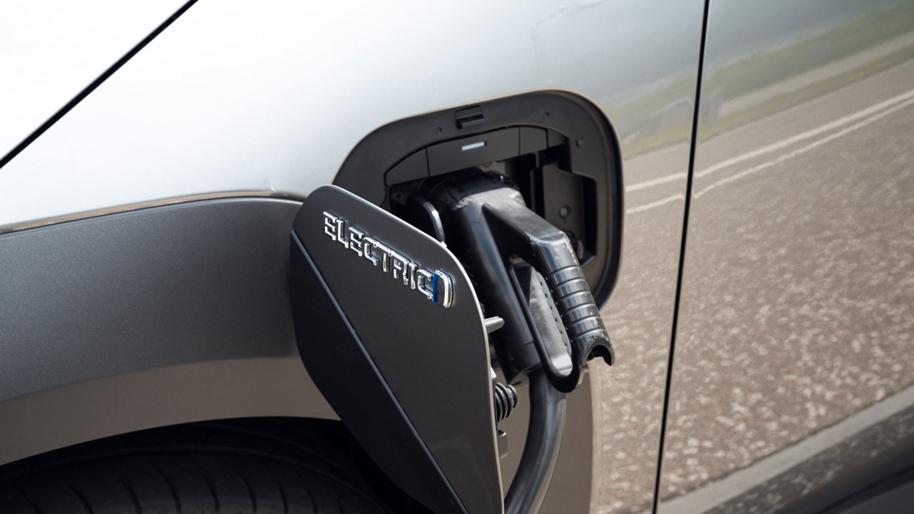 Toyota bZ4X z napędem elektrycznym ładowana w domu