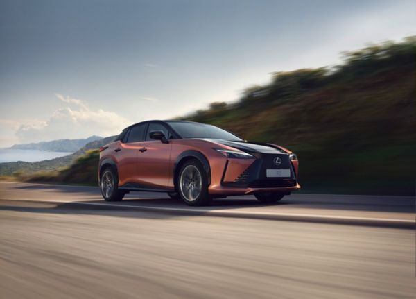 Lexus RZ jadący na wzniesienie