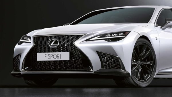 Der elegante weiße Lexus F Sport mit dem markanten schwarzen Kühlergrill betont das leistungsorientierte Design des Fahrzeugs.