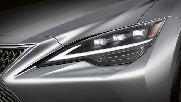 Nahaufnahme der Front-Scheinwerfer eines silbernen Lexus LS