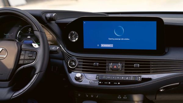 Detailansicht des Multimedia Displays im Lexus LS das anzeigt, dass das Beifahrerfenster geöffnet wird
