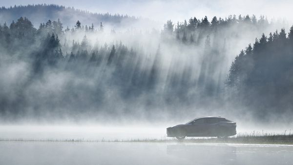 Auto steht an einem See