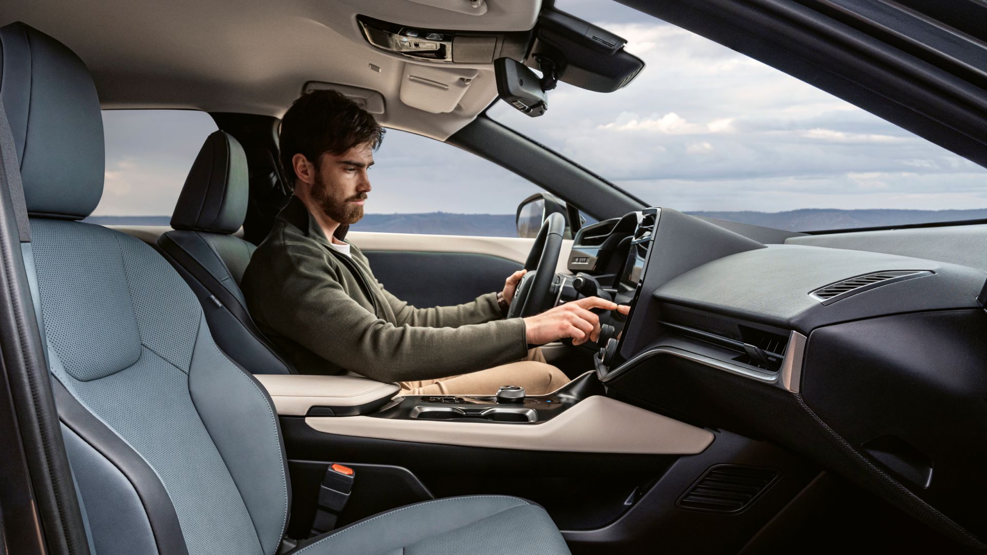 Собственик на автомобил Lexus настройва климата в интериора