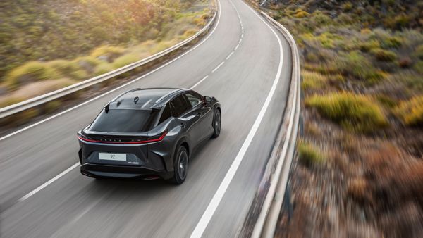Lexus RZ jadący drogą