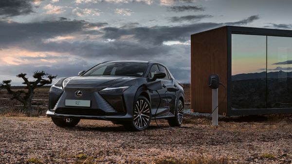 Lexus RZ í sambandi við hleðslustöð