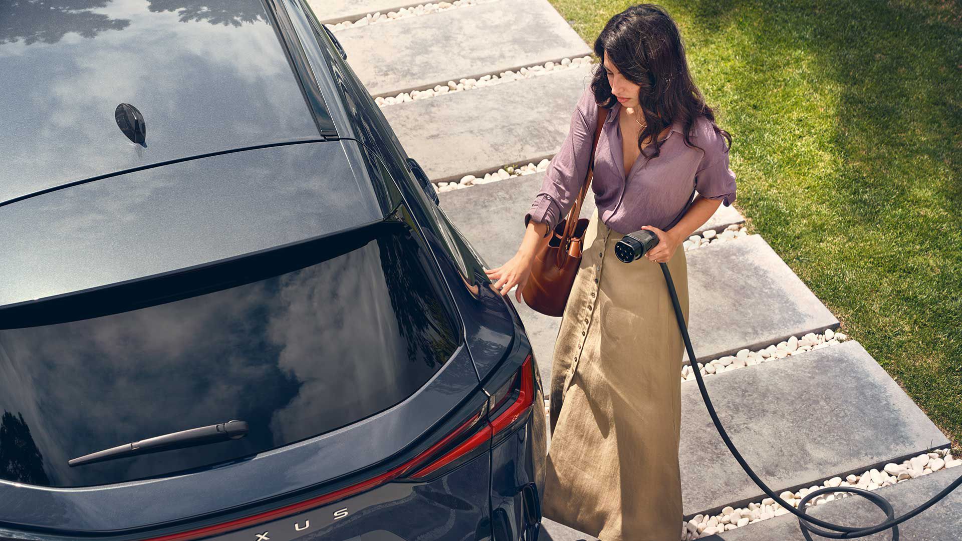 Жена държаща кабел зареждане на Lexus  PLUG-IN hybrid